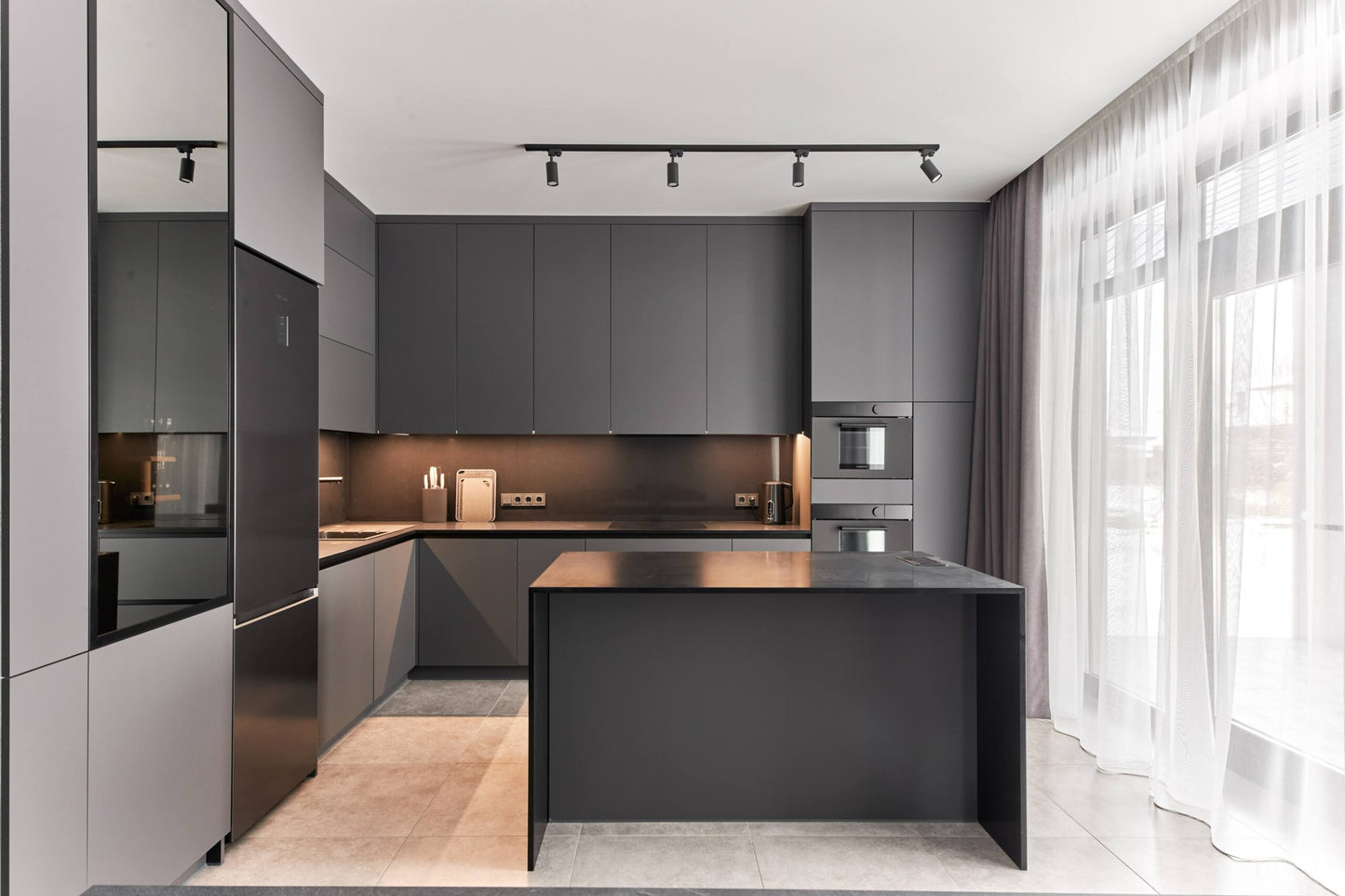 Bucataria Moderna la comanda Neagra cu Insula