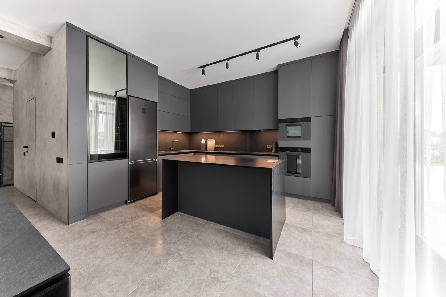 Bucataria Moderna la comanda Neagra cu Insula