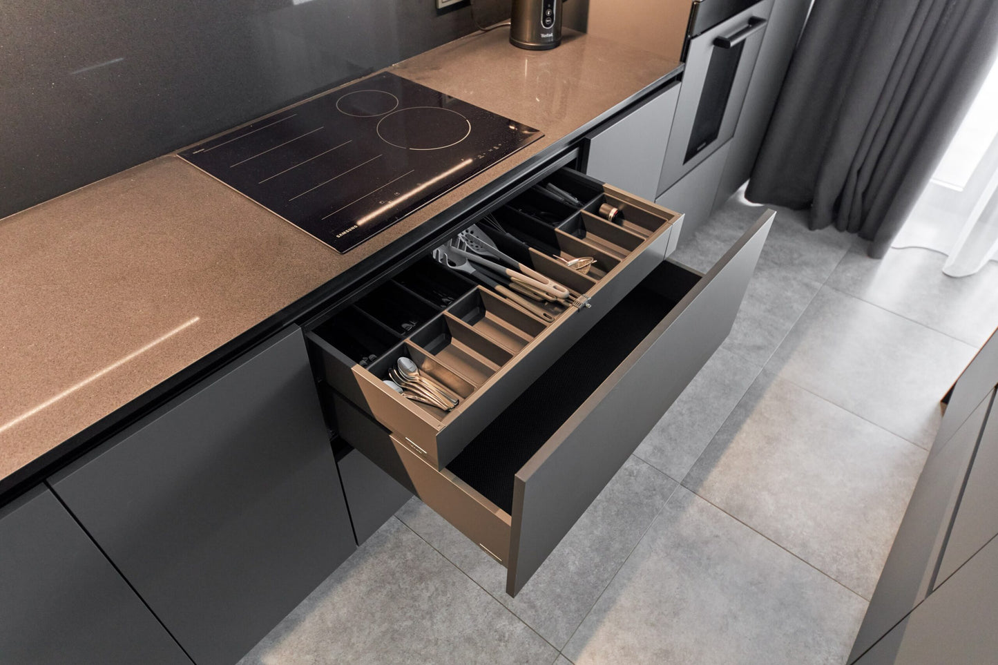 Bucataria Moderna la comanda Neagra cu Insula