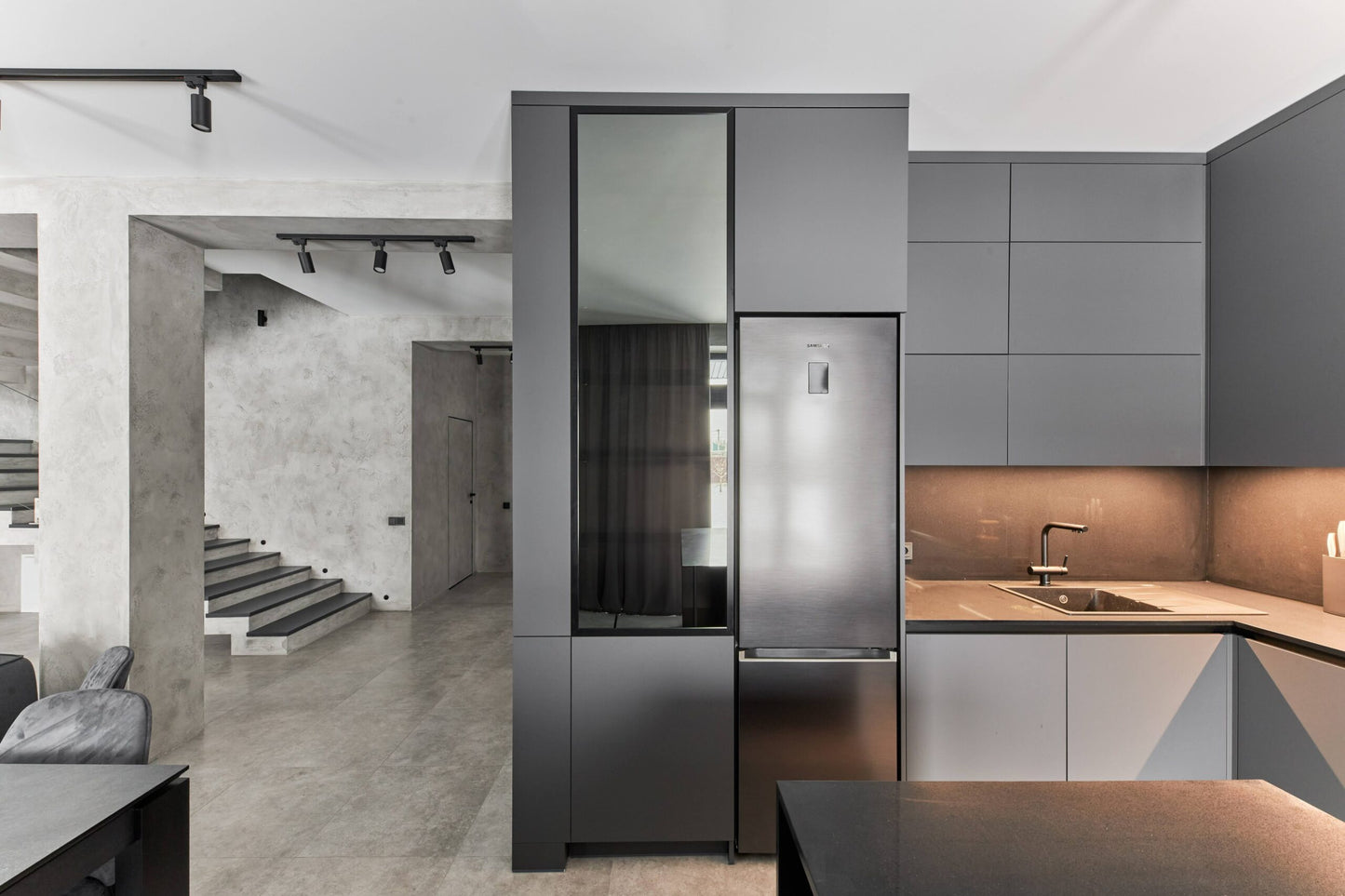 Bucataria Moderna la comanda Neagra cu Insula