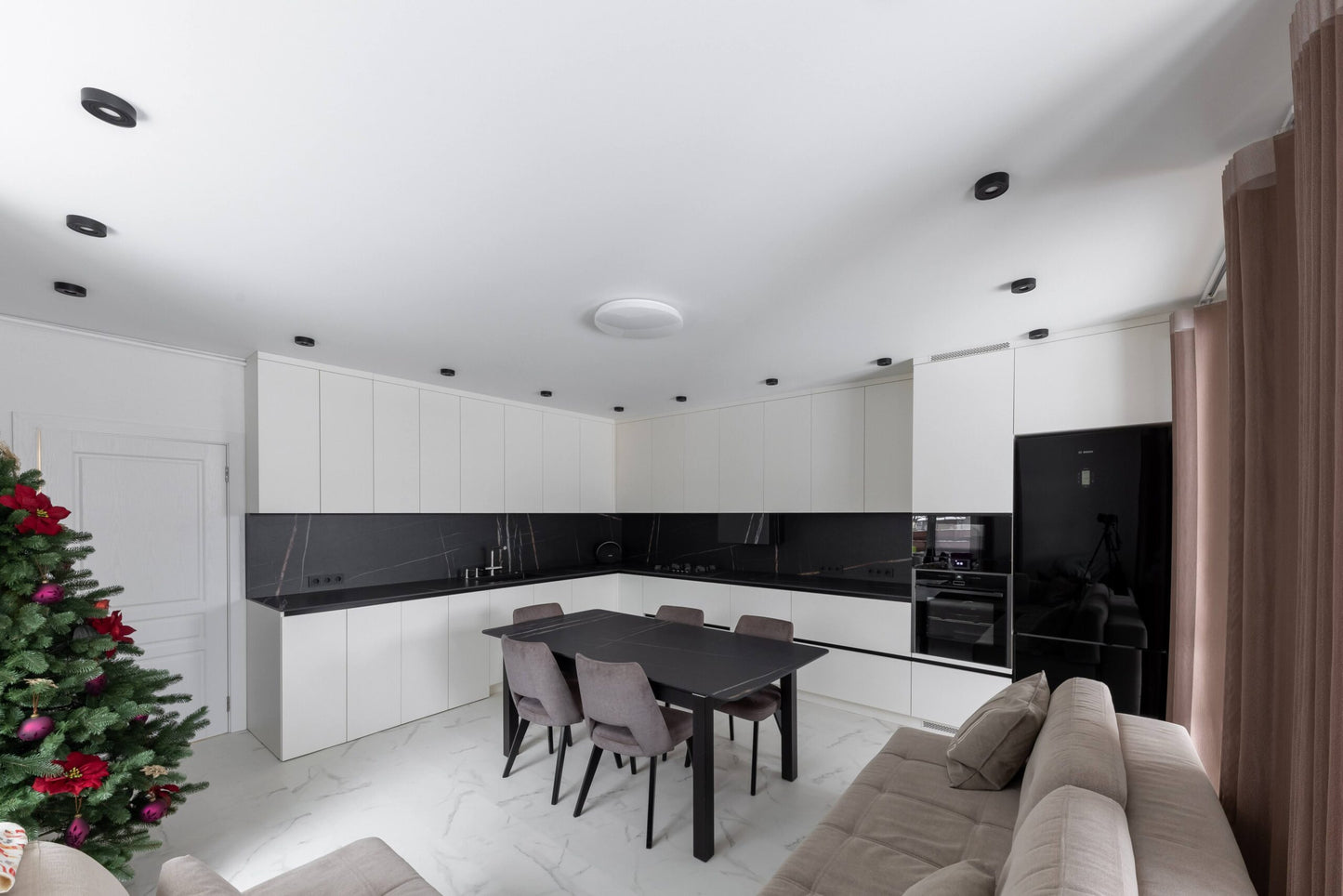 Bucataria Minimalista la comanda Alba pe Colt