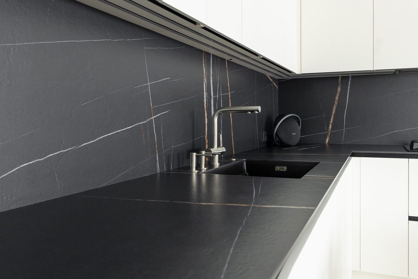 Bucataria Minimalista la comanda Alba pe Colt