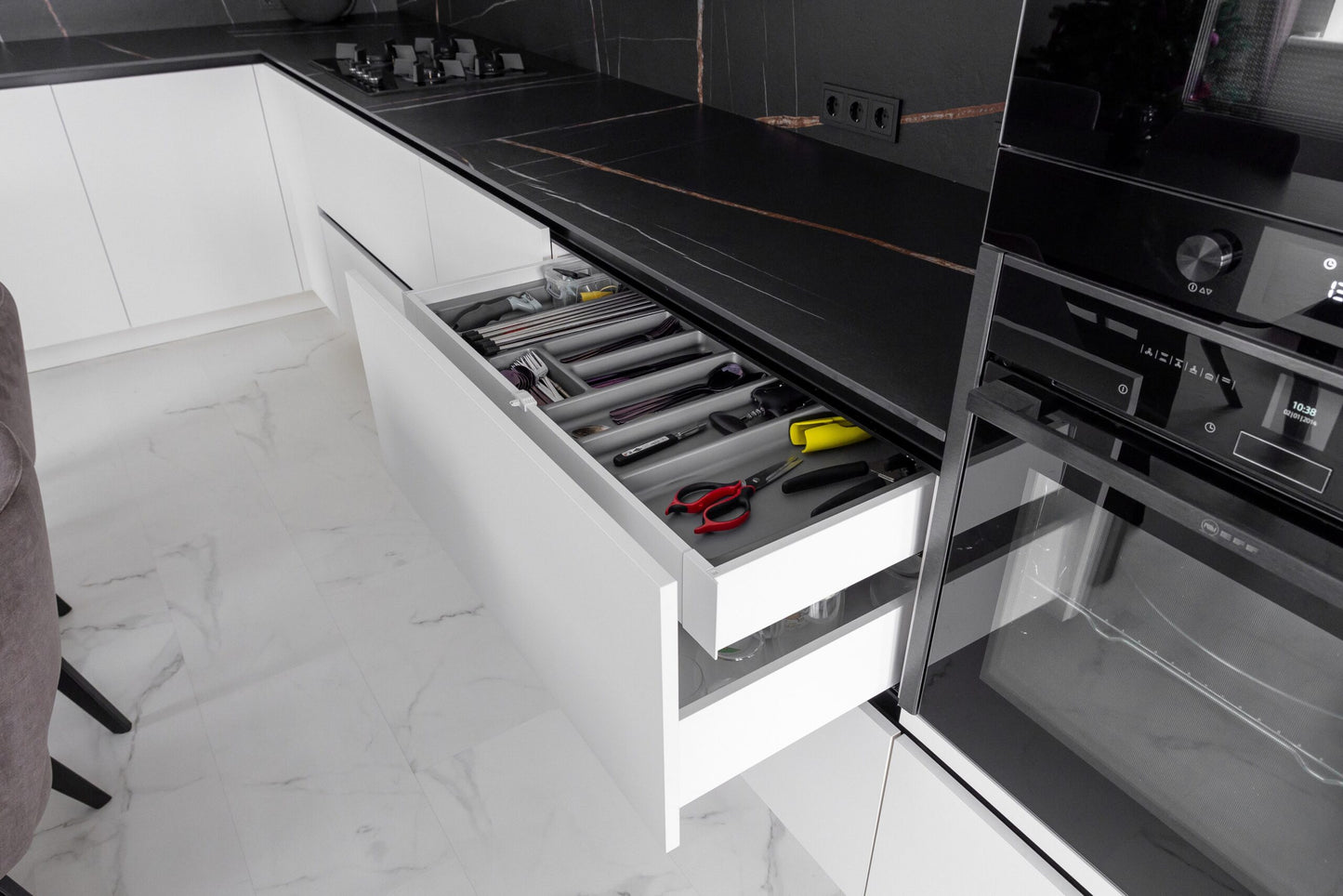 Bucataria Minimalista la comanda Alba pe Colt