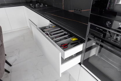 Bucataria Minimalista la comanda Alba pe Colt