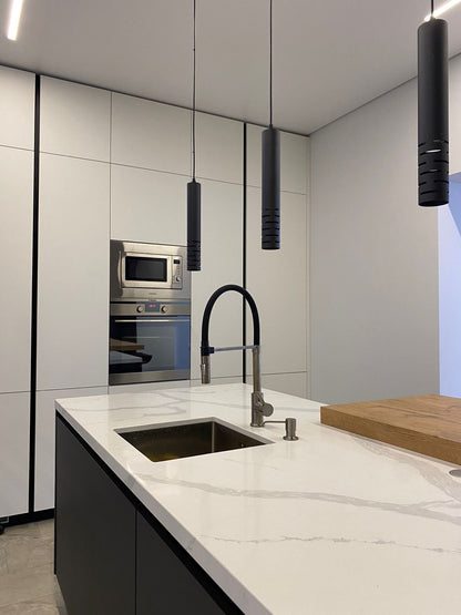 Bucataria la comanda Alba cu Insula combinatia cu lemn