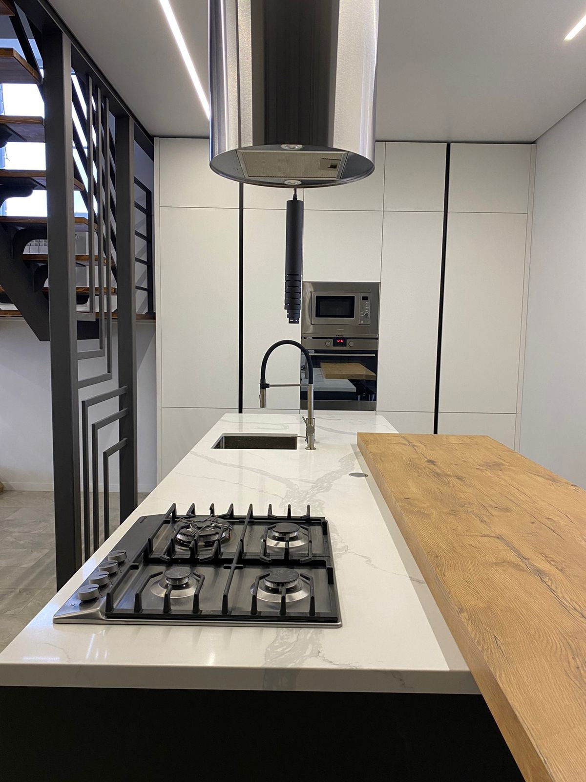 Bucataria la comanda Alba cu Insula combinatia cu lemn