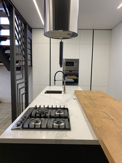 Bucataria la comanda Alba cu Insula combinatia cu lemn