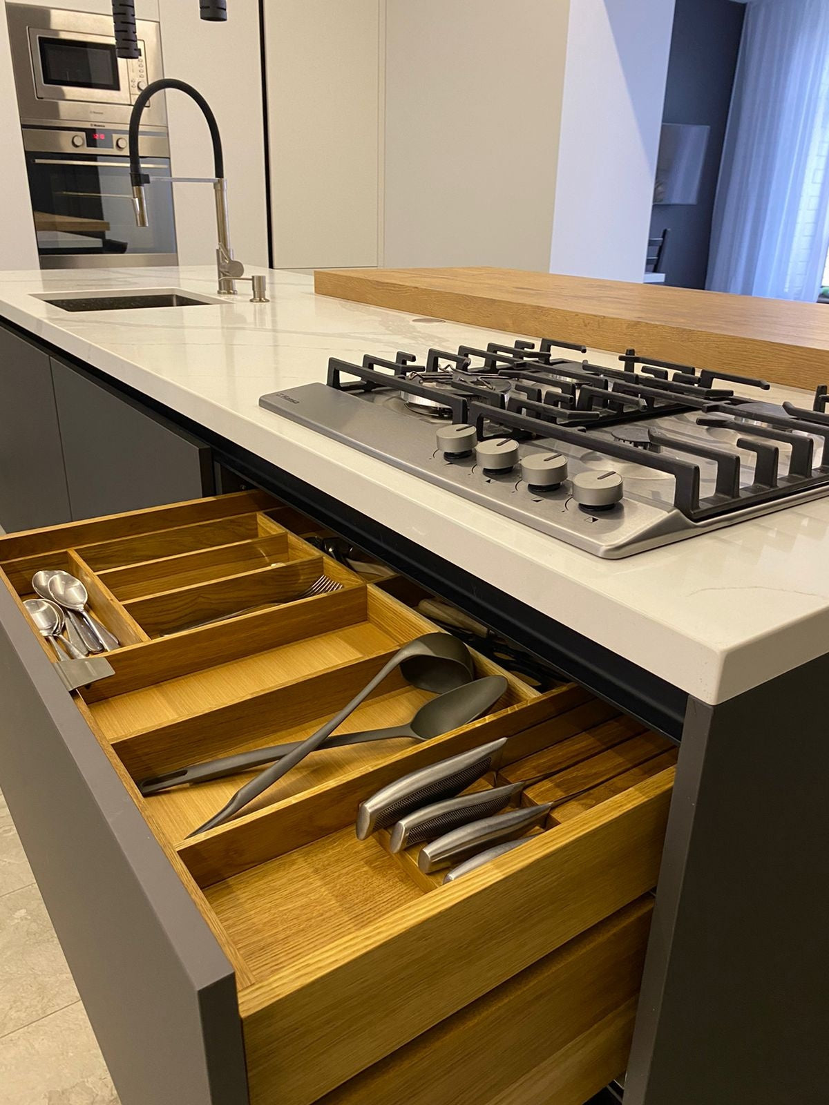 Bucataria la comanda Alba cu Insula combinatia cu lemn