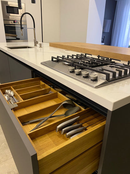 Bucataria la comanda Alba cu Insula combinatia cu lemn