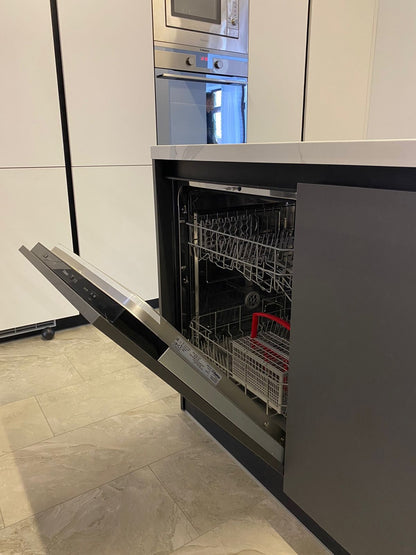 Bucataria la comanda Alba cu Insula combinatia cu lemn