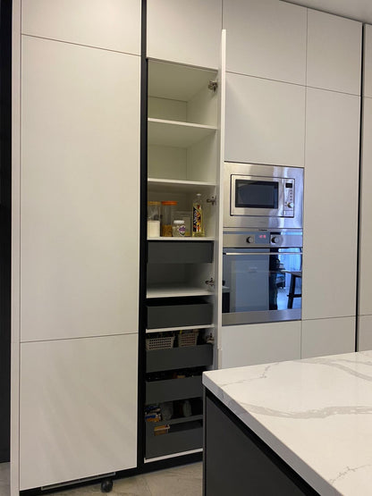 Bucataria la comanda Alba cu Insula combinatia cu lemn