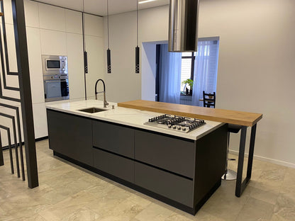 Bucataria la comanda Alba cu Insula combinatia cu lemn