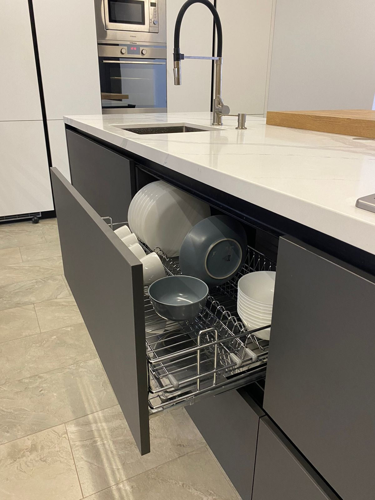 Bucataria la comanda Alba cu Insula combinatia cu lemn