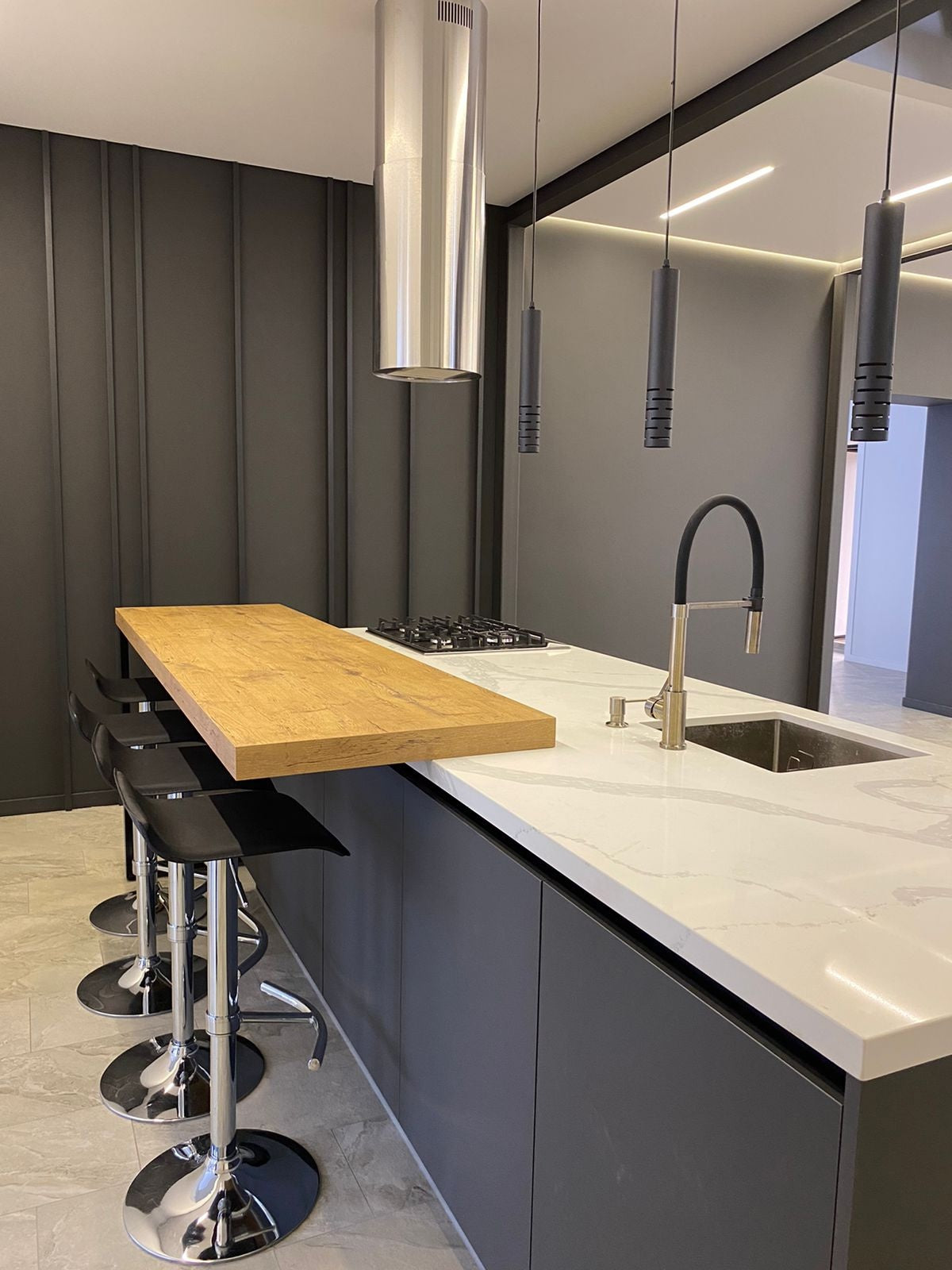 Bucataria la comanda Alba cu Insula combinatia cu lemn